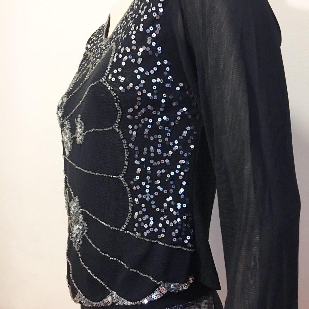 Hua Yi top with sequin beautifully designed. - Picture 5 of 8